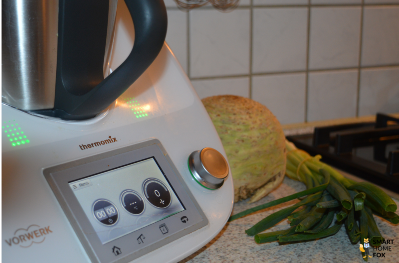 Thermomix Display und Knopf, daneben Gemüse